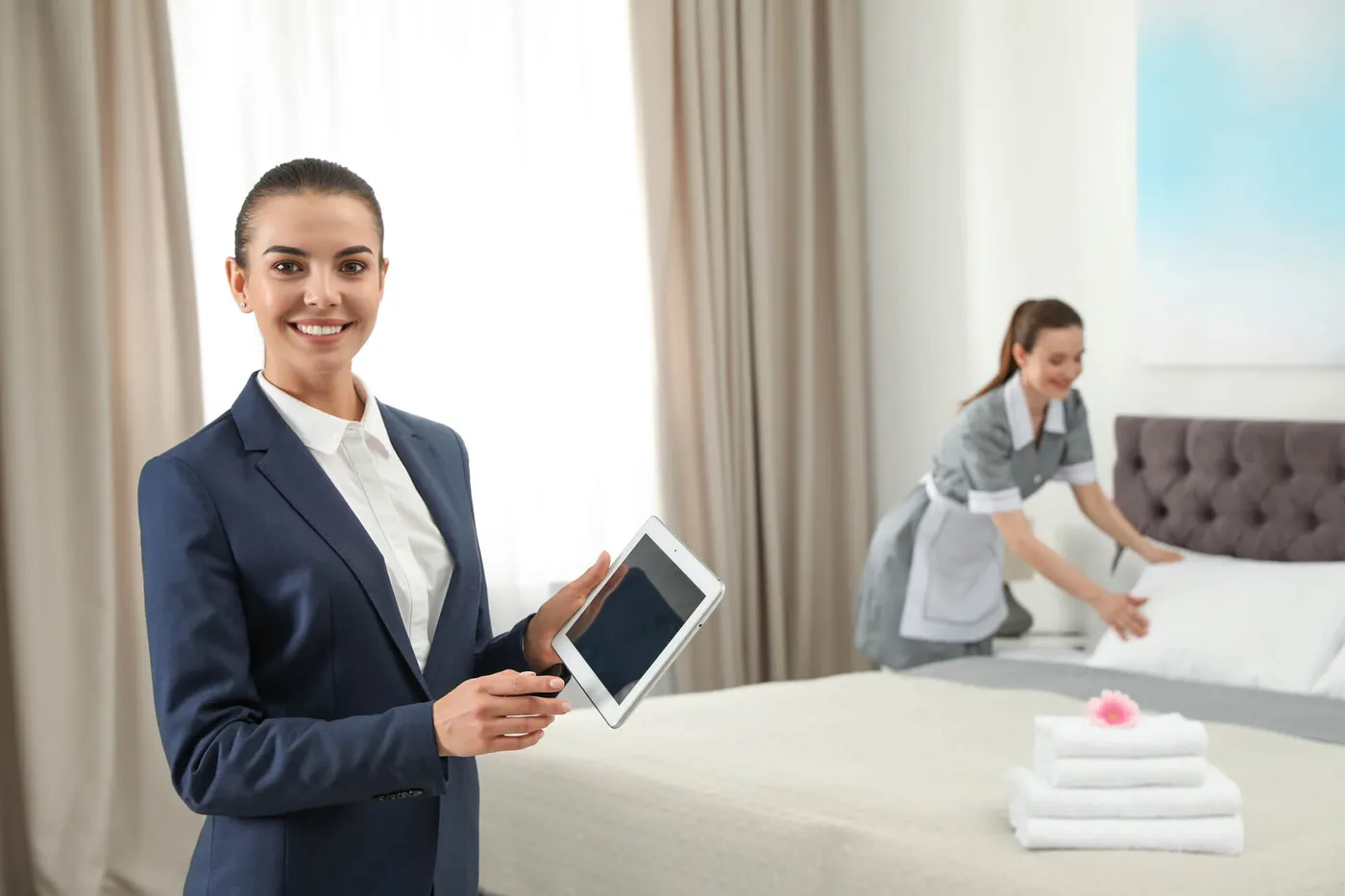 La gouvernante principale NOBEL CLEAN vérifie une chambre sur sa tablette